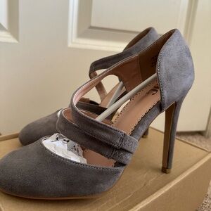 Journey Collection Zeera Gray heels